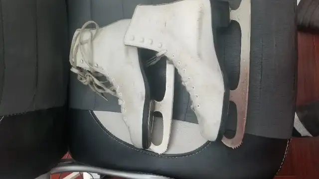 Dominion Canada Ladies Figure Ice Skates Size 7.5 or 8 Womens in Skates & Blades in City of Toronto - Image 6