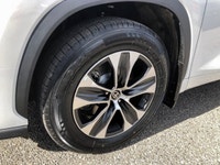 Drive with absolute confidence in this striking White 2022 Toyota Highlander XLE Sport Utility, engi... (image 9)