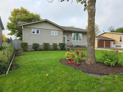 P07//Portage La Prairie/Beautiful with Bells, Whistles and Great Upgrades! This well maintained fami...