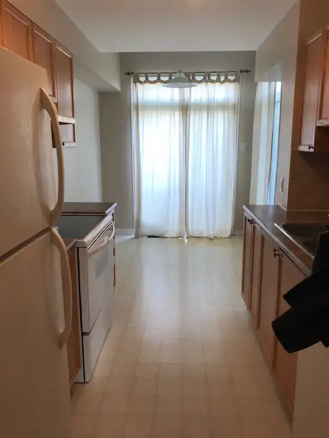 Barrhaven 3 bedrooms, 2.5 bathrooms End Unit Townhouse situated on a quiet street. Walk to amenities...
