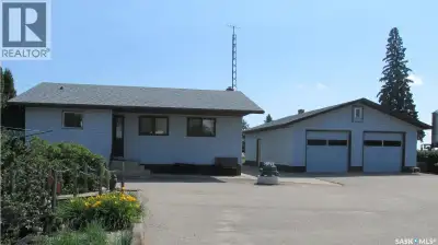 This well cared for 917 sq ft home features 3 bedrooms and 2 baths. Built in 1981 it offers classic...