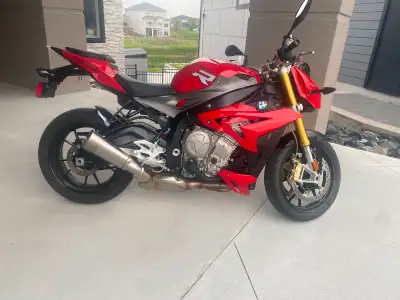 2014 Bmw S1000r local bike by Brand New at Wildwood sports winnipeg bike is an exceptional condition...