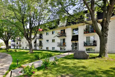 Grand 5 1/2 situé sur la rue Villeneuve près de Curé-Poirier. L'immeuble dispose d'une cour verdoyan...