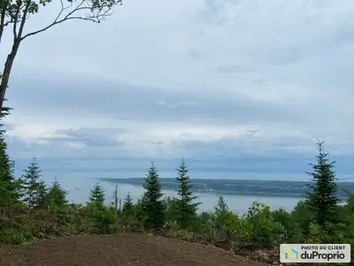Terrain au Domaine Charlevoix avec une vue superbe sur le fleuve Saint-Laurent juste devant l'île au...
