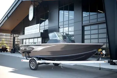 Includes Yamaha 115hp Vmax Engine & Aluminum Trailer. Factory Options: Hydraulic Steering Alum Trail...