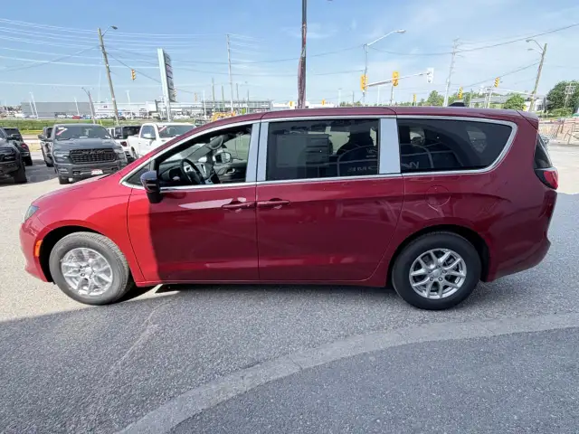 2027 Chrysler Grand Caravan SXT in Cars & Trucks in Markham / York Region - Image 4