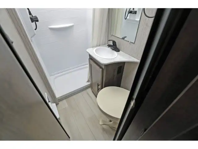 2022 Coachmen Leprechaun 230CB Classe C Compact + 6 Pneus neuf in RVs & Motorhomes in Laval / North Shore - Image 18