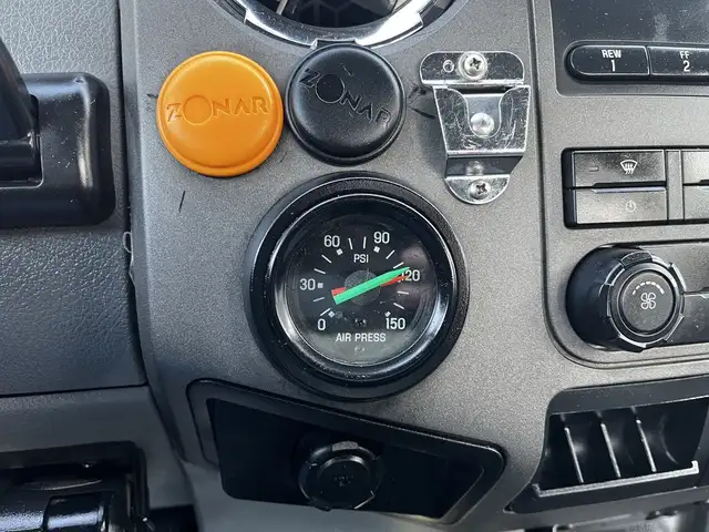 2011 Ford F750 18 Foot Cummins Manual Flatdeck in Heavy Trucks in Winnipeg - Image 45