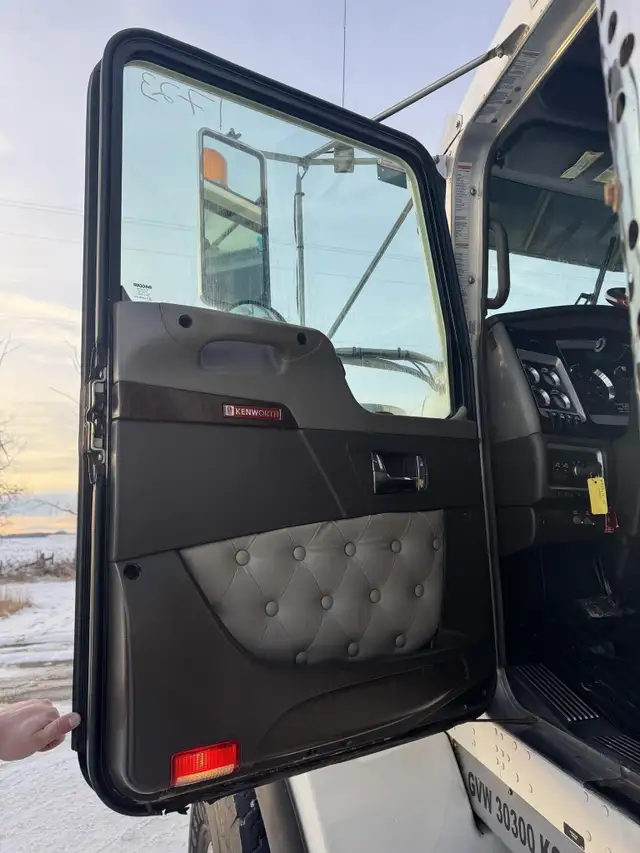 2012 KENWORTH T800 in Heavy Trucks in Saskatoon - Image 17