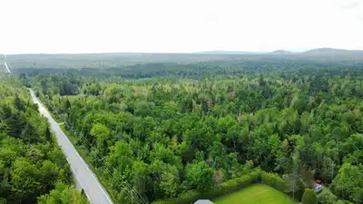 Sherbrooke (Estrie) : Se partageant entre Sherbrooke et Saint-Denis-de-Brompton, cette terre à bois...