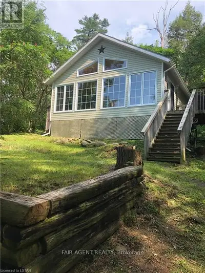 This charming 4-season cottage, constructed in 2009 and situated on the picturesque Goods Island, of...