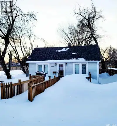 154 Ontario Ave Cute, Compact and 1.5 blocks to Yorkton Regional High School, Suncrest College, 2 bl...