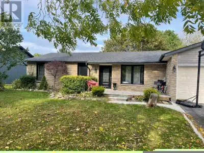 ***FULLY RENOVATED, CONTEMPORARY & SPACIOUS*** Settle in to a mature quiet neighbourhood in the quai...