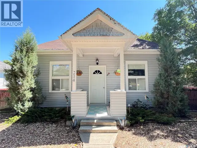 214 Marsh STREET Maple Creek, Saskatchewan in Houses for Sale in Swift Current - Image 2