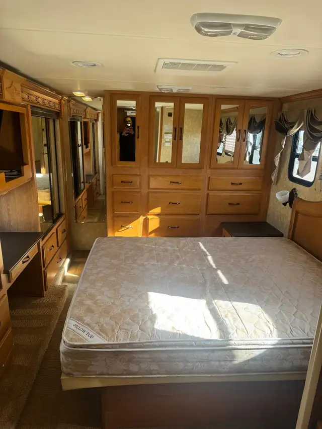 2008 Freightliner X-Line RV MINT CONDITION in RVs & Motorhomes in Calgary - Image 8