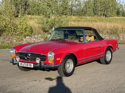 Véritable classique, cette Mercedes-Benz 280 SL "Pagode" de 1971 est un bijou de collection dans un...