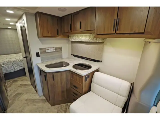2021 Forest River Sunseeker Forester 2380 B+ DIESEL Full paint in RVs & Motorhomes in Laval / North Shore - Image 6