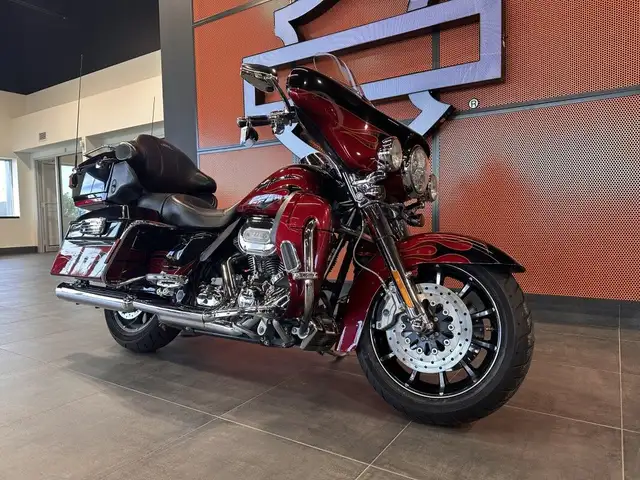 2011 Harley-Davidson CVO Ultra Classic Electra Glide in Street, Cruisers & Choppers in Grande Prairie - Image 3