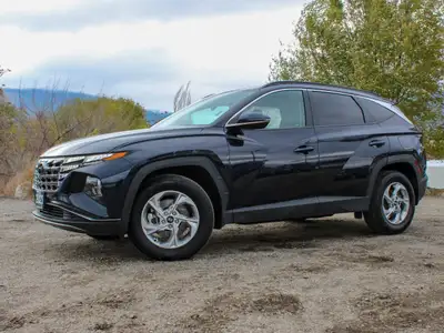 Experience the perfect blend of style and performance with the 2023 Hyundai Tucson Preferred AWD w/T...