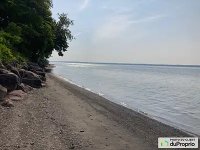 À qui la chance? Magnifique terrain en bordure du fleuve Saint-Laurent de 132 676 pieds carrés, à 9$...