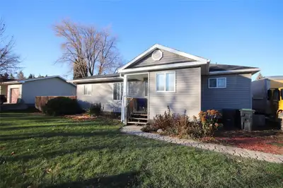 R39//Carman/Showings Start on Monday November 17,2025! Most of the Pictures have been provided by Ho...