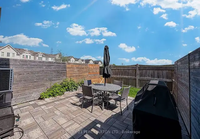 Stylish, freehold townhome! in Houses for Sale in Oshawa / Durham Region - Image 8