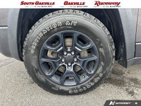 1 Owner, Clean Accident History Report, Air Conditioning, Apple CarPlay/Android Auto, Blind-Spot/Rea... (image 5)