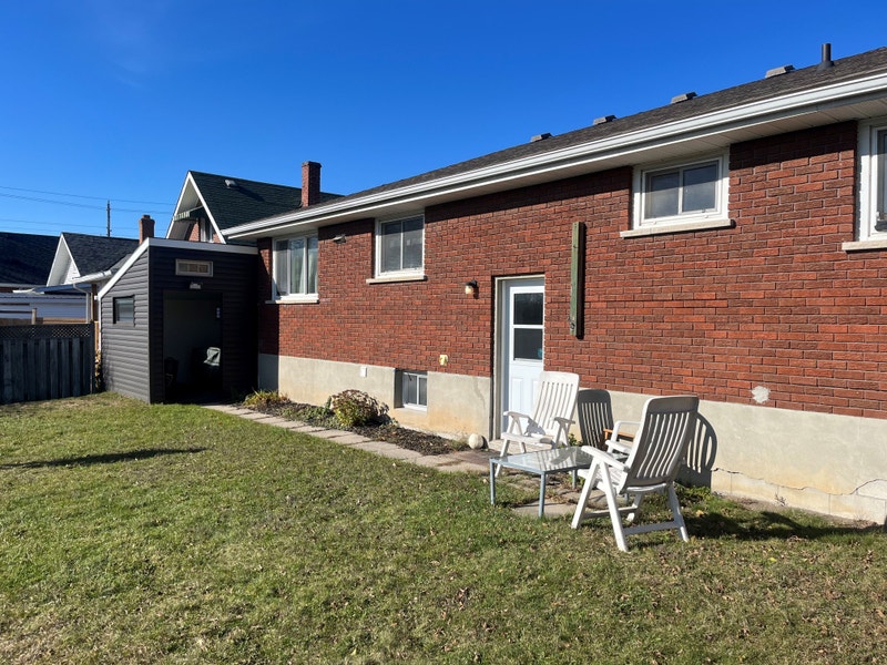 Cute, cozy South end unit steps away from Lansdowne Place! Long Term