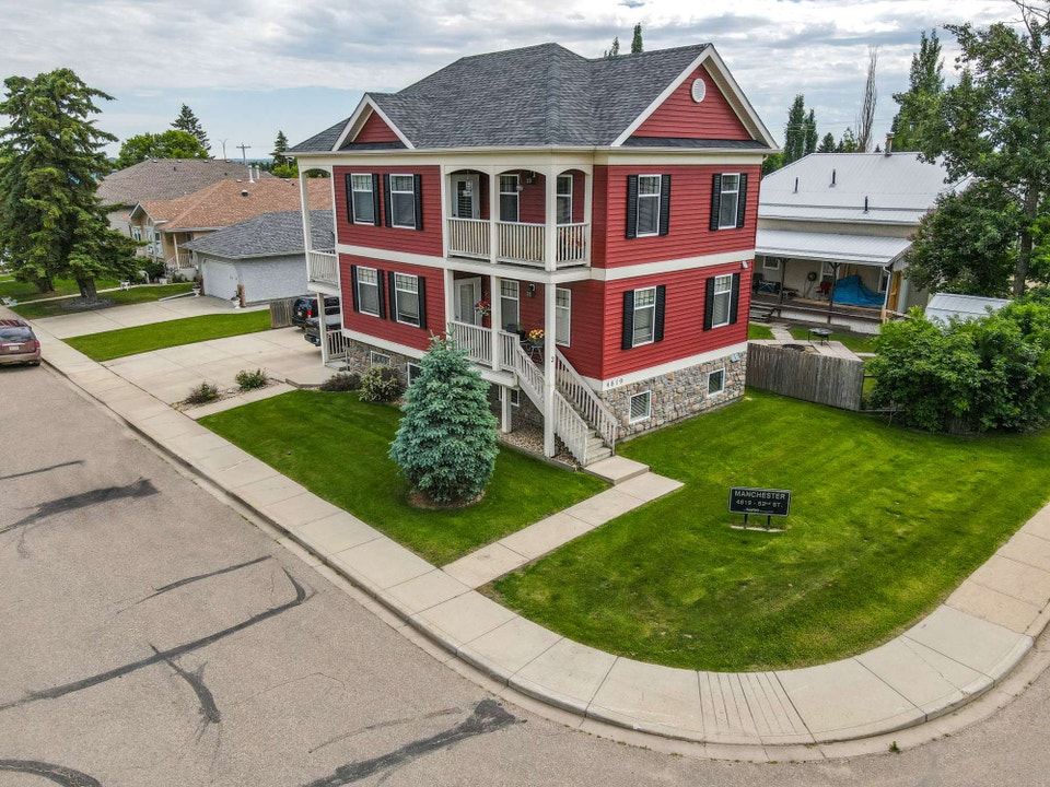 Beautiful Tri- Building in Lacombe! One of a Kind Home! 1