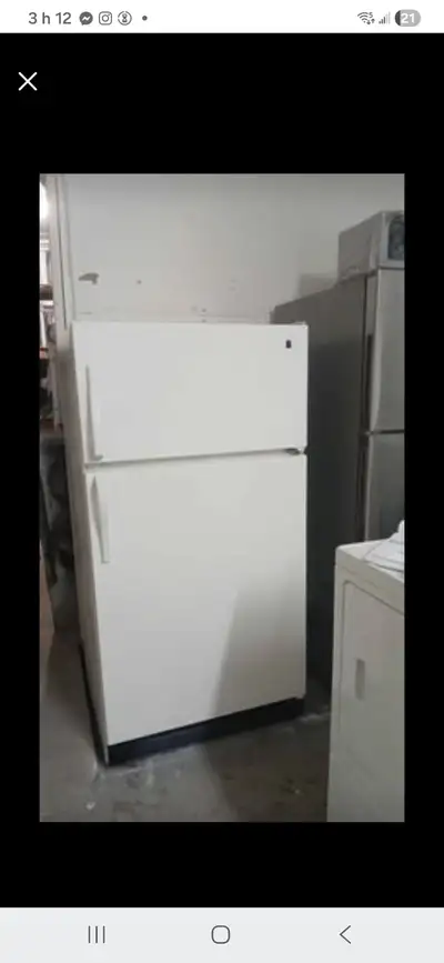 Réfrigérateur de 30 pouces de largeur rt 60 pouces de hauteur de marque Kenmore Propre et fonctionne...