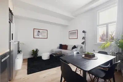 Appartement 3 et demi meublé, rénové et tout inclus disponible! Meilleur emplacement de la ville de...