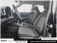 2022 Hyundai Venue Essential Odometer is 11586 kilometers below market average! Ready for anything,... (image 7)