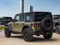 Welcome to 400 Chrysler Dodge Jeep Ram. Powerful 3.6L V-6 engine - Rugged 4x4 capability - Comfortab... (image 5)