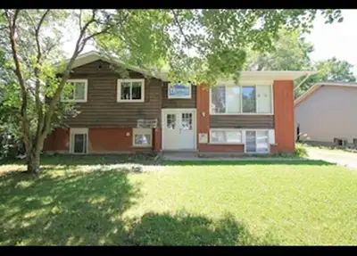 Bright & Spacious Upper Level Unit ! (A)