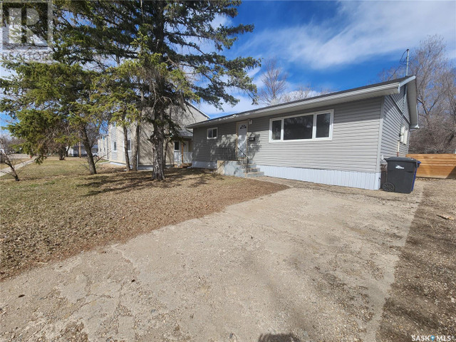 1017 BISON AVENUE Weyburn, Saskatchewan in Houses for Sale in Regina - Image 2