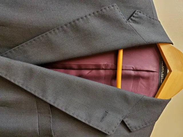 Wool/Silk Men's 38 Navy Blazer/Sports Jacket Textured Weave NEW! in Men's in Oakville / Halton Region - Image 4