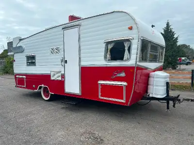 2016 Shasta Airflyte Retro 19’ Great shape ! Sleeps 6 Dinette folds out , rear bed slides down and h...