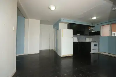 Three bedrooms apartment for rent, the address is 59 saunby street. many stories and bus stop just a...