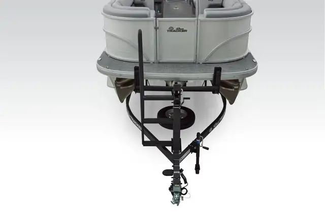 2026 Sun Tracker Party Barge 22 XP3 TRITOON pontoon boat in Powerboats & Motorboats in Vernon - Image 7