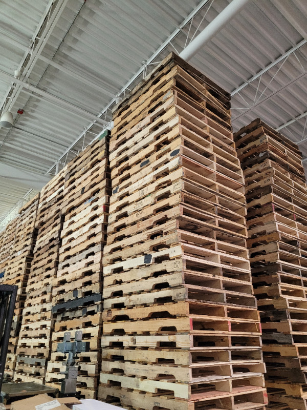 Mountains of good pallets for sale dry♻ 48x40 wood or plastic in Other in Mississauga / Peel Region - Image 4