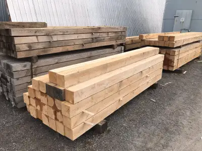 Poutre de bois en pruche. 3x4x8: 10.60$/ch. 4x4 (8’, 10’ et 12’). 4x6 (8’, 12’ et 16’). 4x8 (8’, 10’...