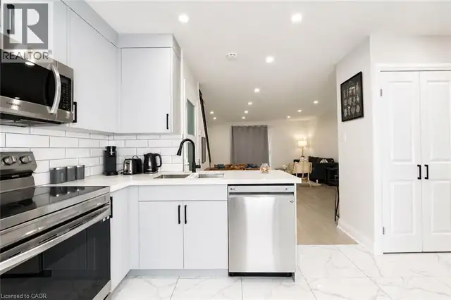136 JANSEN Avenue Kitchener, Ontario in Long Term Rentals in Kitchener / Waterloo - Image 12