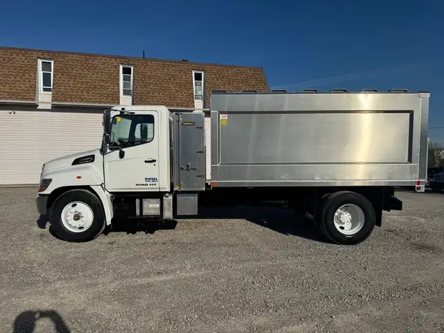 2018 Hino 338 in Heavy Trucks in Hamilton - Image 5