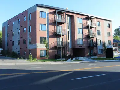 Tres Grand 4 1/2 Apt style condo Disponible immediatement au 6420 Boulevard Gouin Ouest. Plancher Bo...