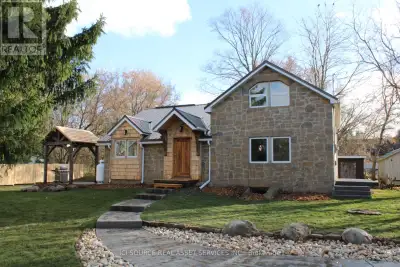 Beautifully renovated 1,280 sq ft farmhouse on a 76x132 ft lot quiet Williamford. Build in 1880, ful...