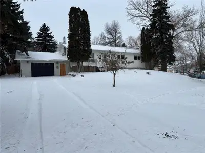 R34//Killarney/This spacious family home is located on large, private lot on the eastern edge of tow...