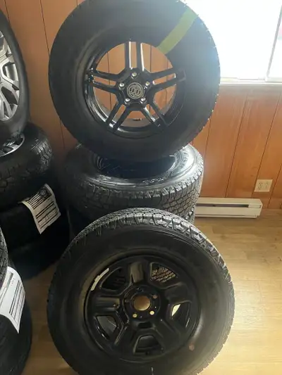 245-75-17 BRIDGESTONE WRANGLER, 4 MAGS AVEC PNEUS 9/32, ROUE AVEC PNEU NEUF 12/32, BEAU KIT COMPLET...