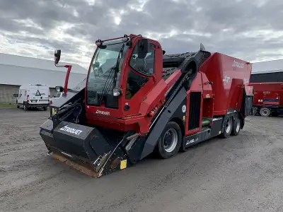 2020 TRIOLIET TRIOTRAC 2400VL TMR FEED MIXER STOCK #A105720 250 ENGINE HP 4WD STEERABLE TANDEM REAR...