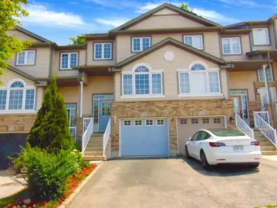 Welcome to 214 Snowdrop Crescent! This beautiful carpet-free freehold townhouse offers 3 bedrooms, 2...