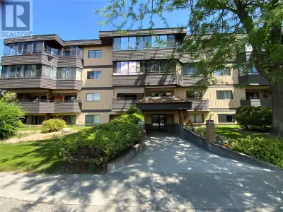 Beautiful and very well kept 2 bedroom, 2 bathroom condo located close enough to the downtown core t...